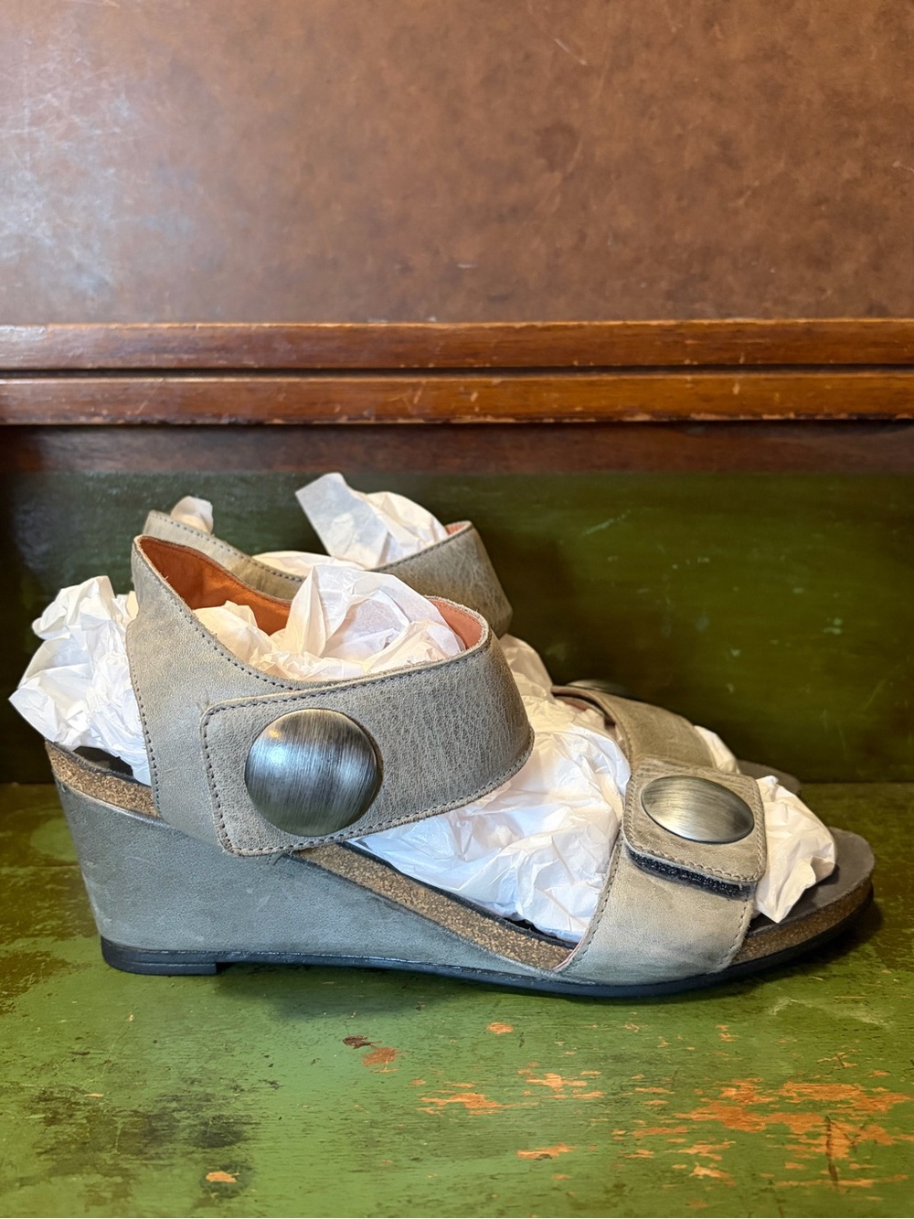 Täōs- Comfort Wedge Sandals Gray with Decorative Button